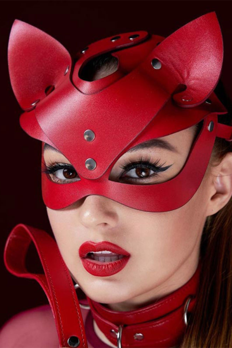 Cora Red Mask Photo Set