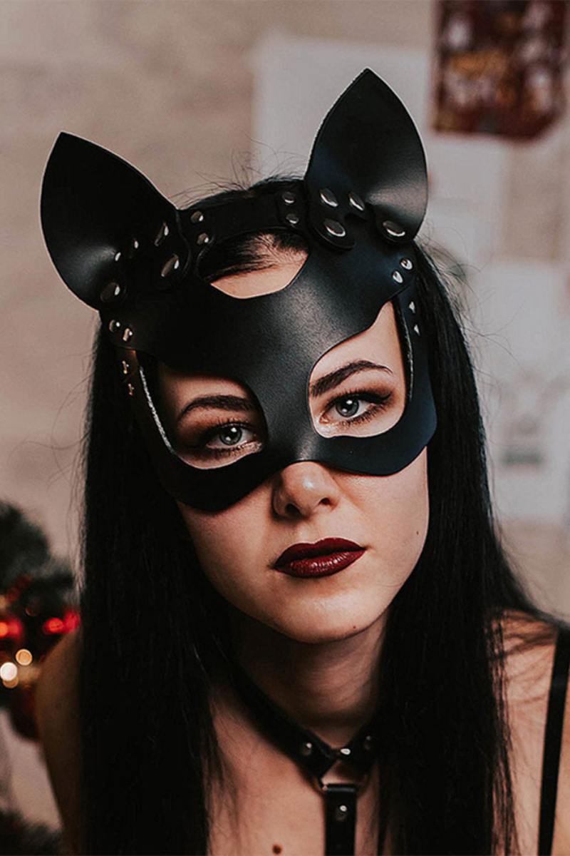 Hanna's Holly Cat Mask Photo Set