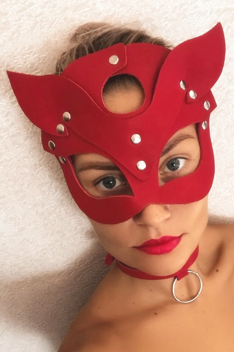 Jade Red Cat Mask Photo Set